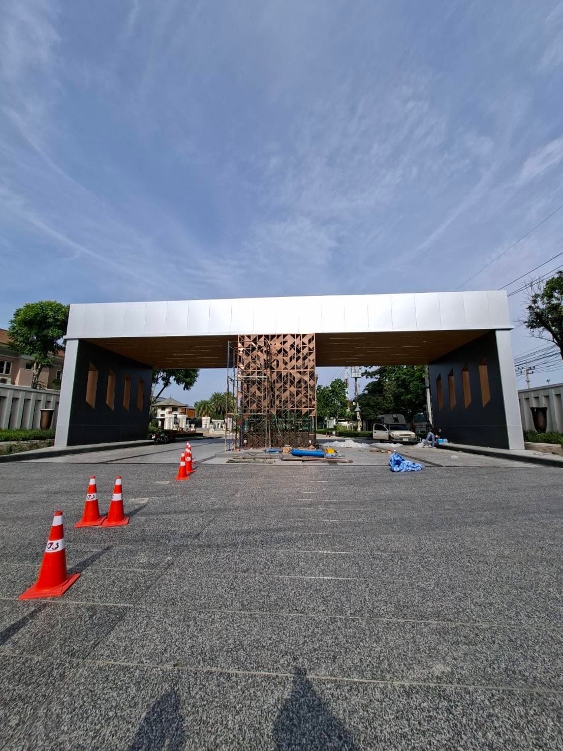 Nantawan Srinakarin Village Entrance Gate